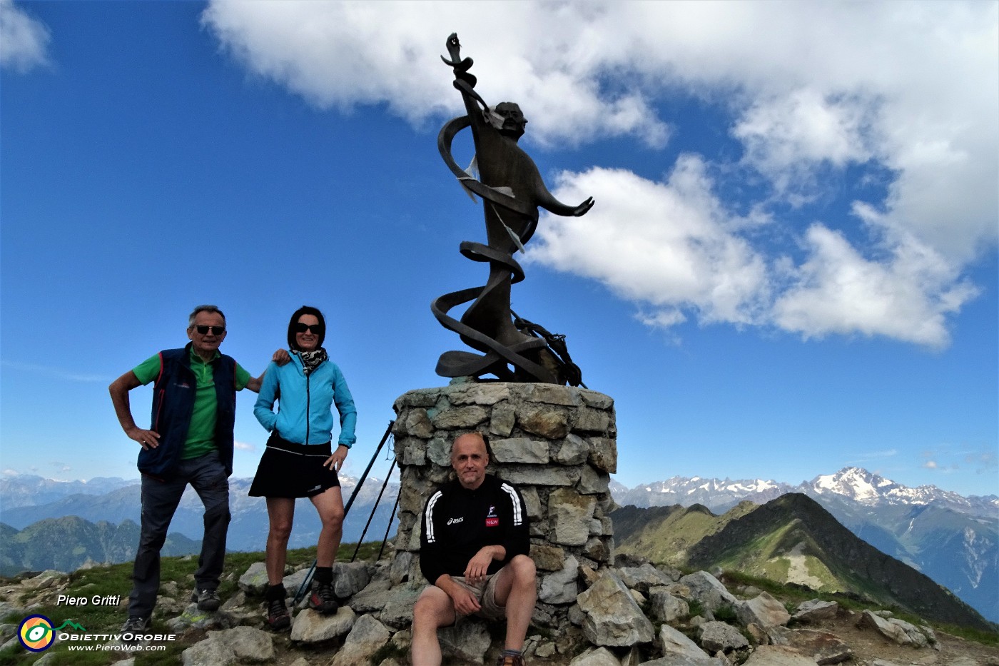 66 All'Angelo delle Cadelle (2483 m) con vista verso le Alpi Retiche col Disgrazia.JPG